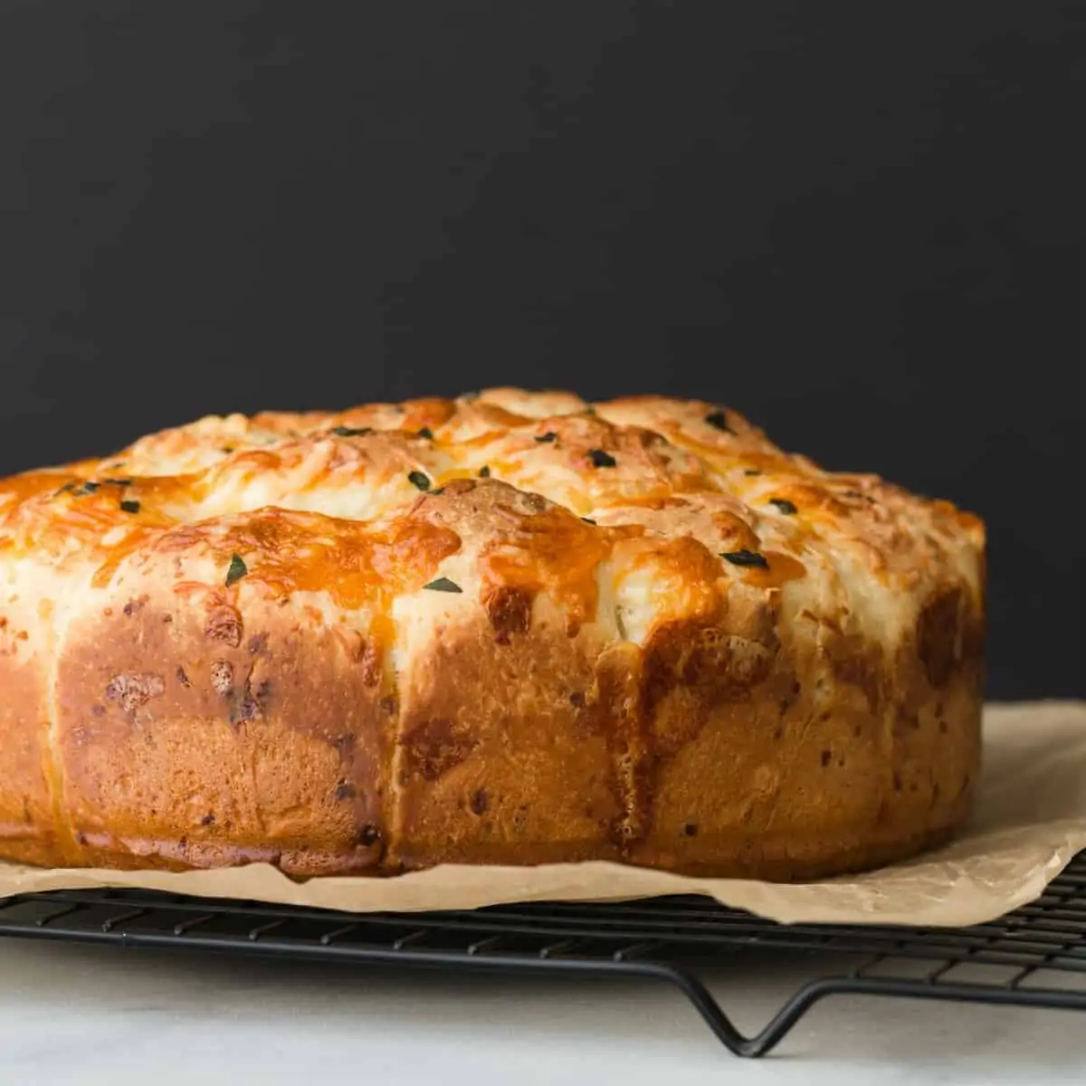 Cheesy Pull-Apart Rolls with Garlic