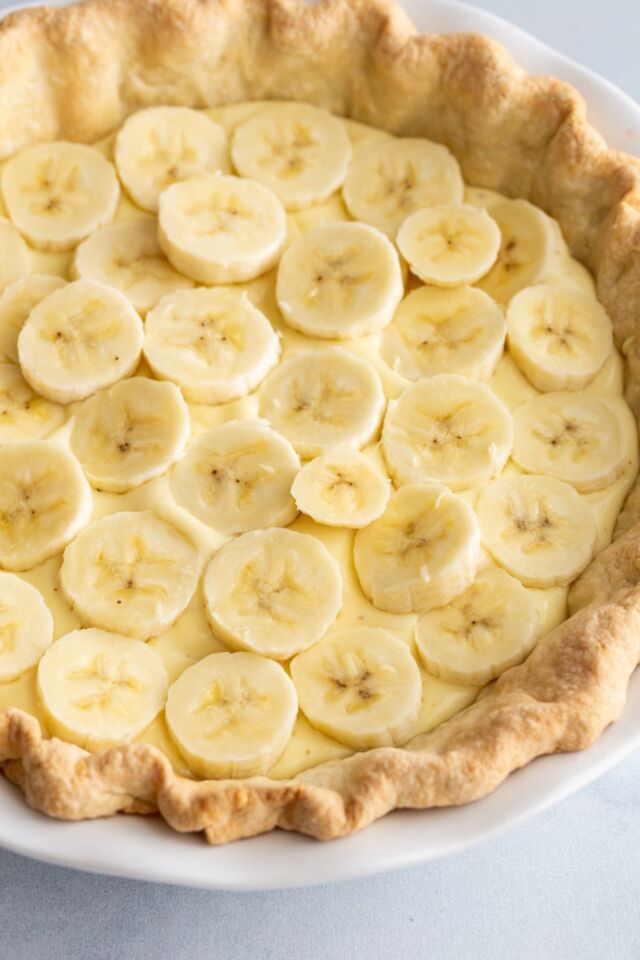 Layers of bananas and pudding in a baked pie shell.