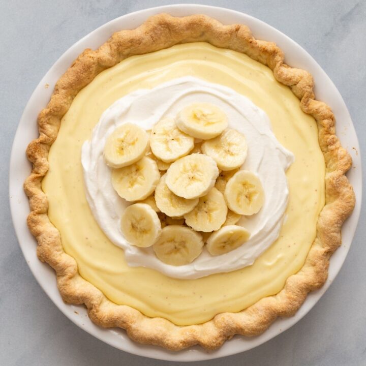 Overhead view of banana cream pie in a white pie dish.