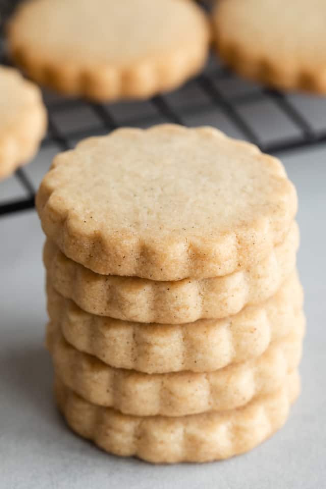 five cardamom cookies stacked