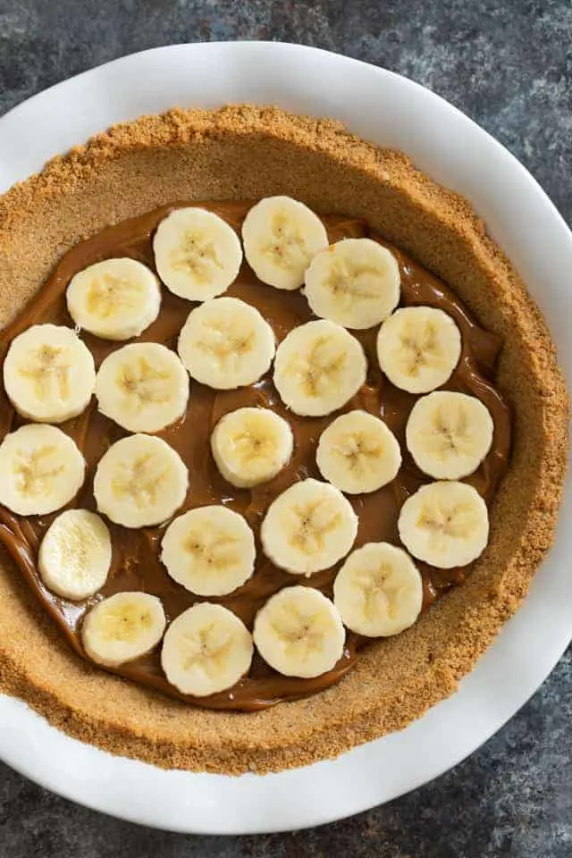 Graham cracker crust layered with dulce de leche and sliced bananas