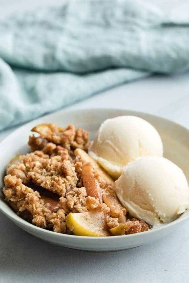 https://www.bakedbyanintrovert.com/wp-content/uploads/2019/09/Apple-Crisp_720-4.jpg