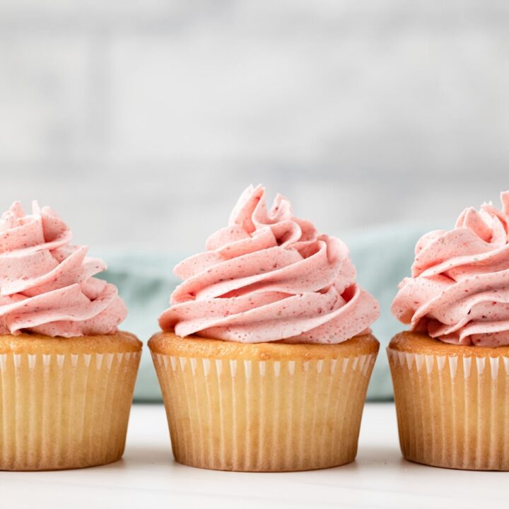strawberry frosted cupcakes