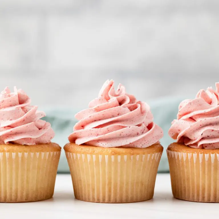strawberry frosted cupcakes